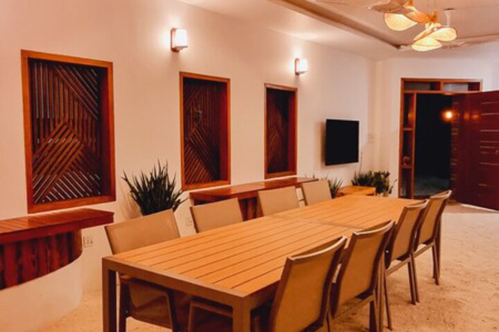 Dining 16 of 21