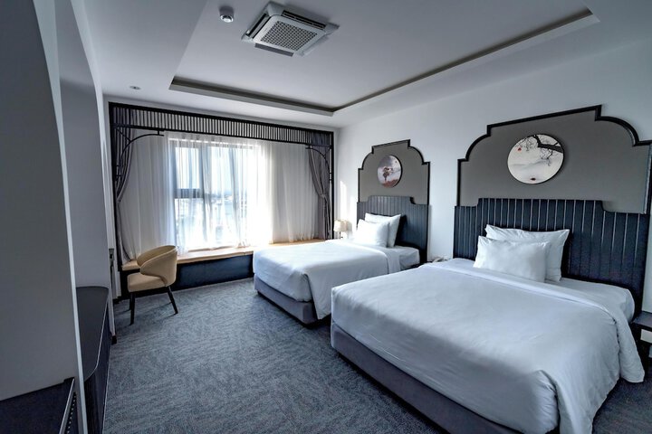 Room 17 of 33