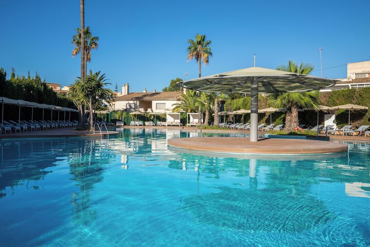 Hotel with Pool
