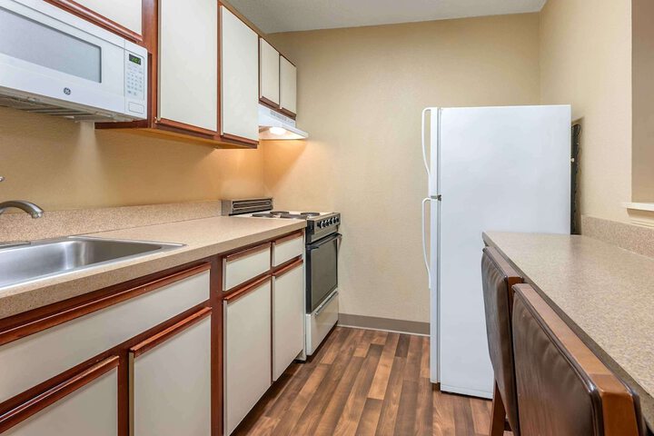 Suite 1 Queen Bed Kitchen (1 of 14)