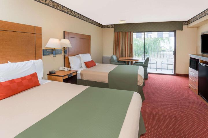 1 Queen Bed (11 of 13)