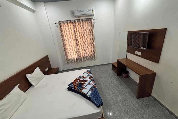 Room 32 of 63