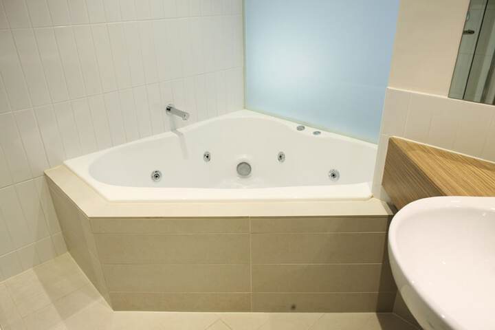 Jetted tub