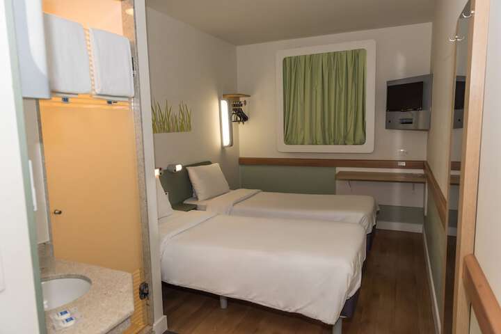 Room 8 of 74