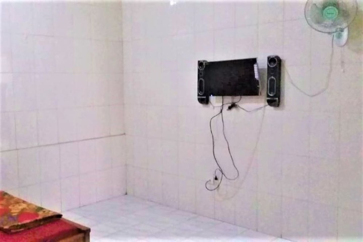 Room 2 of 10