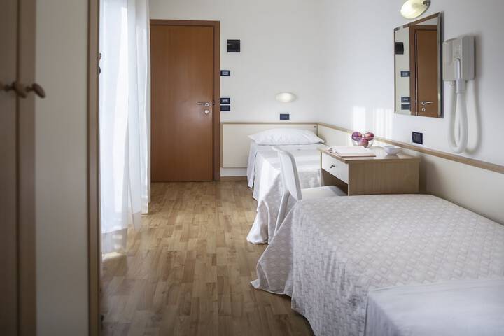 Room 8 of 40