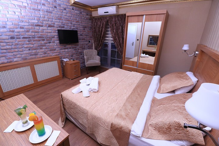 Room 9 of 37