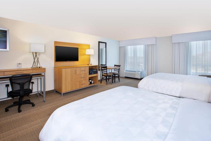 2 Queen Beds (6 of 8)