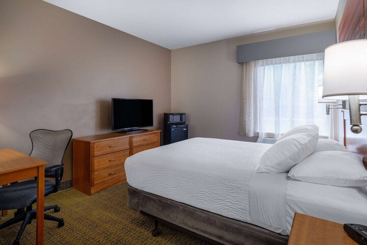 1 Queen Bed (2 of 19)