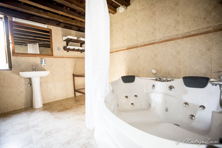 Jetted tub