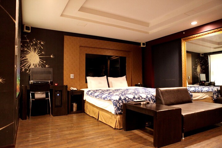 Room 11 of 33