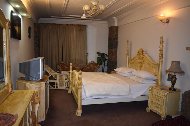 Room 5 of 8