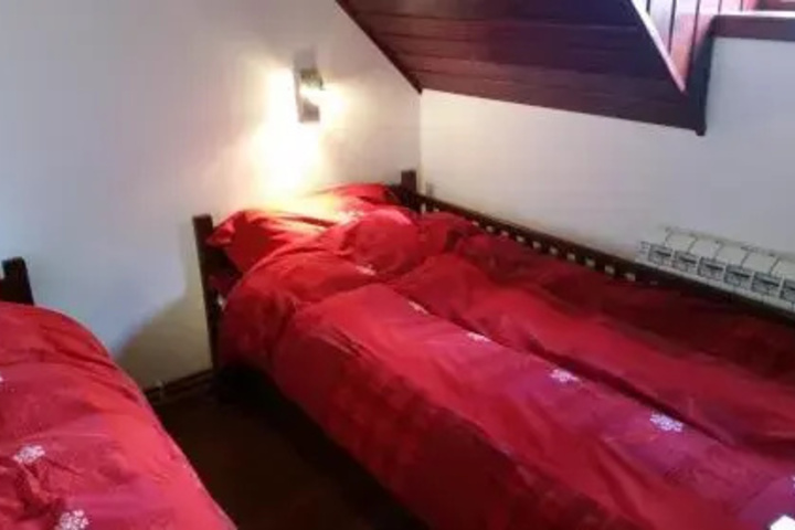 Room 6 of 12