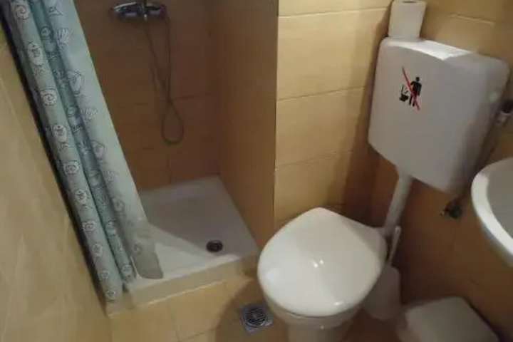 Room 8 of 18