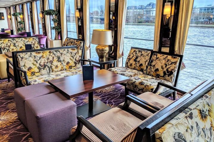 Lounge 49 of 54