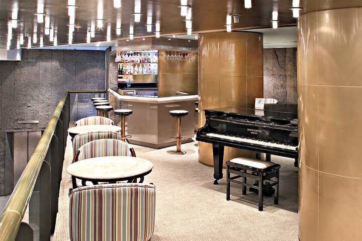 Lounge 37 of 41