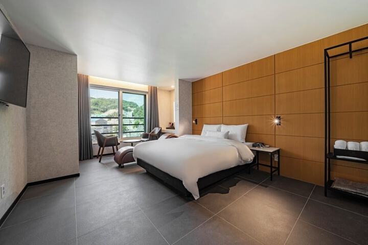 Room 8 of 14