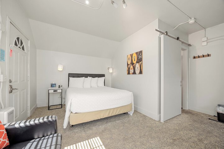 Room 6 of 16