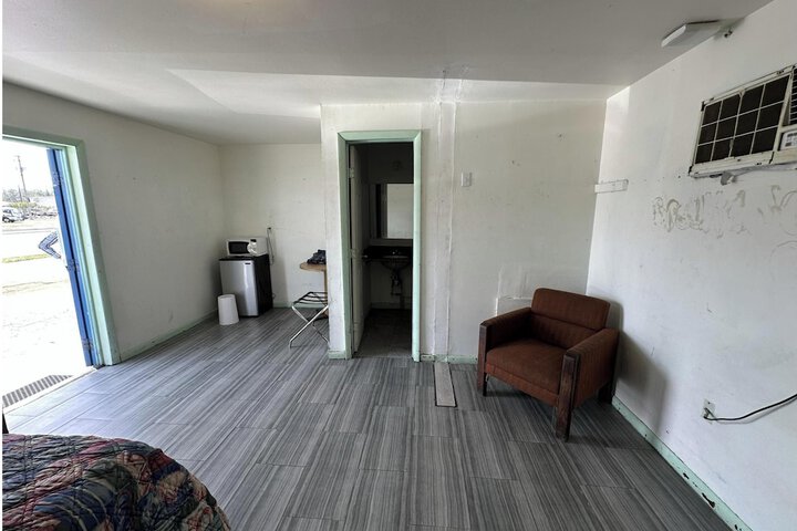 Room 4 of 16