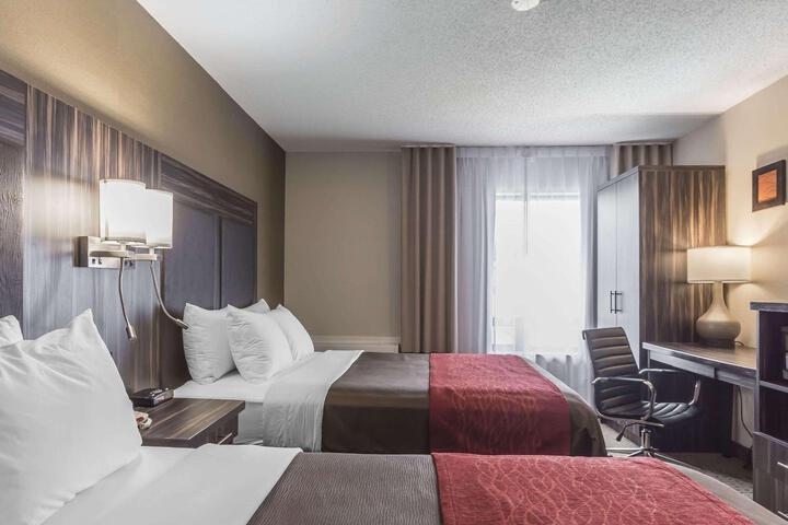 1 Queen Bed (4 of 16)