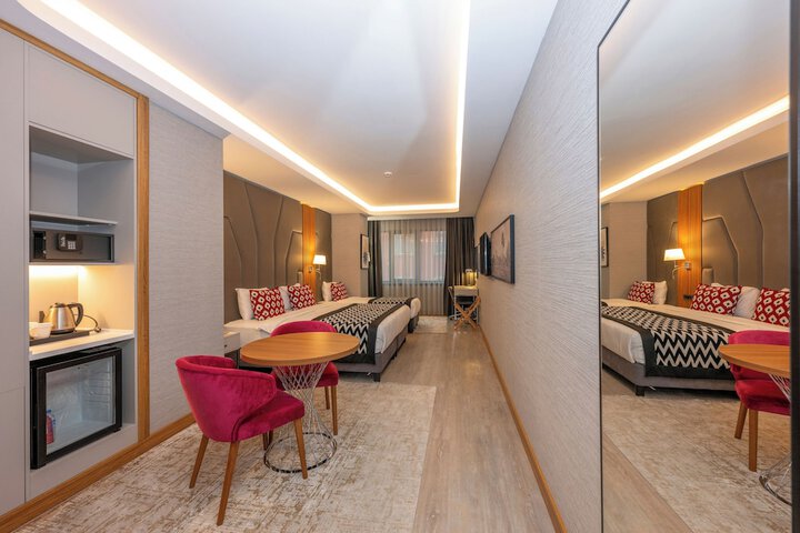 Lounge 53 of 61