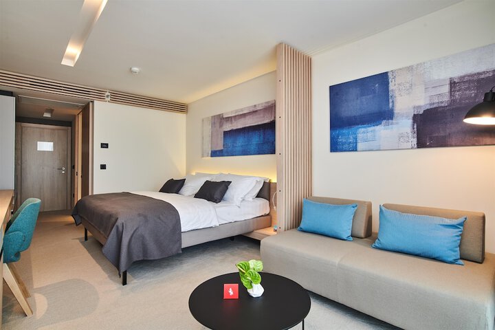 Room 11 of 52