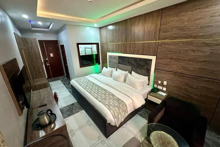 Room 6 of 28