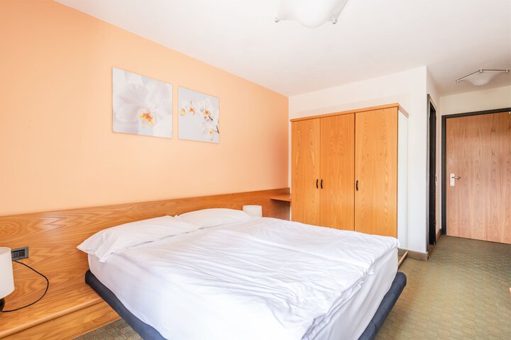 Room 43 of 100