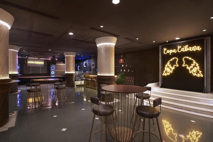 Lounge 136 of 184