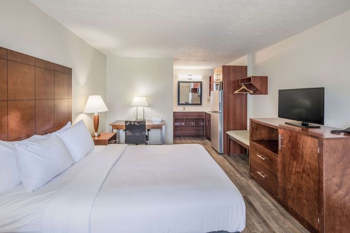 1 Queen Bed (13 of 14)