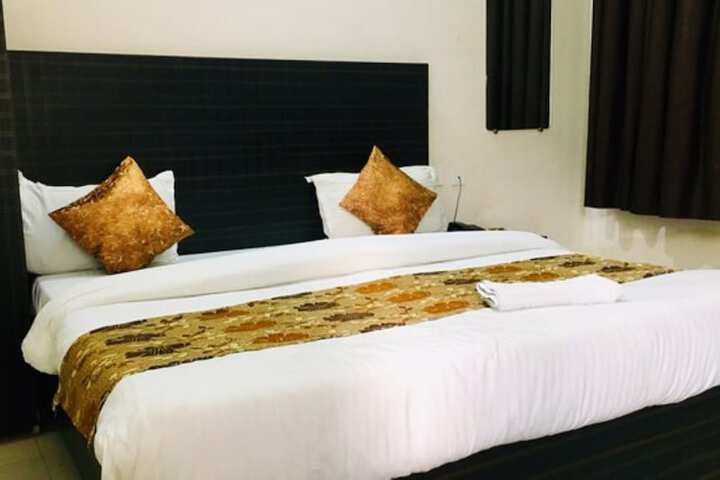 Room 4 of 9