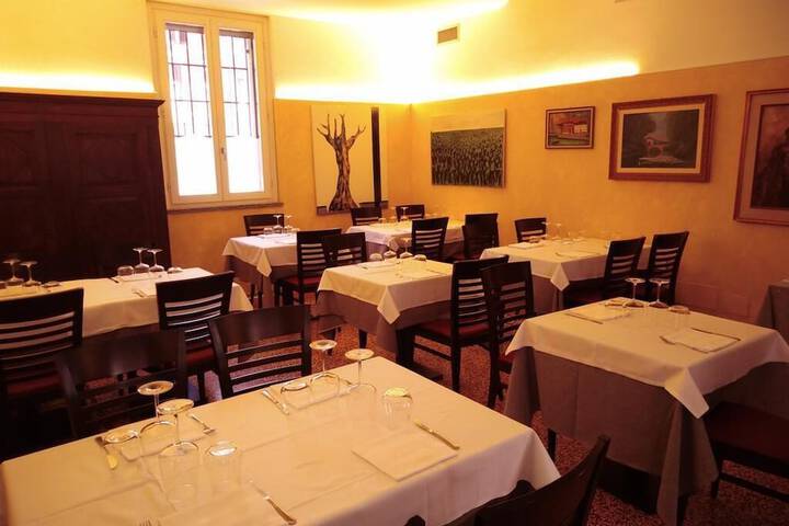 Dining 1 of 6