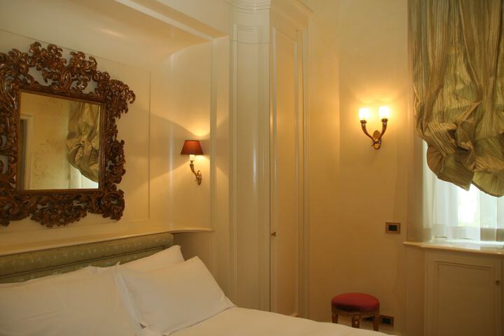 Room 42 of 77