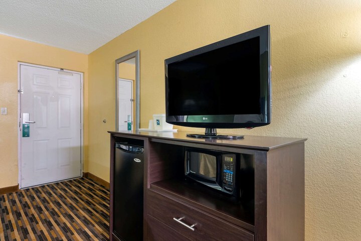 1 Queen Bed (8 of 13)