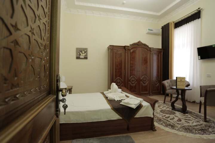 Room 4 of 11