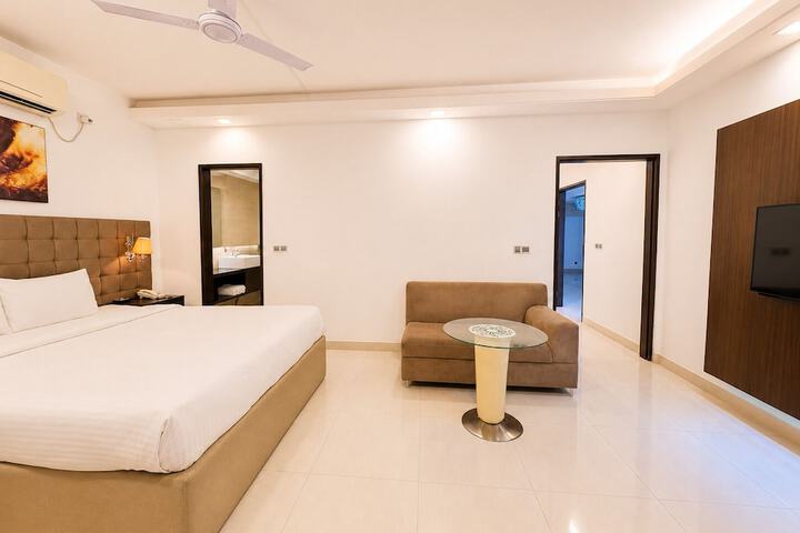 Room 6 of 63