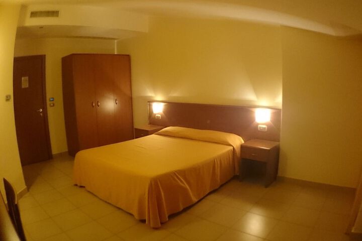 Room 10 of 67