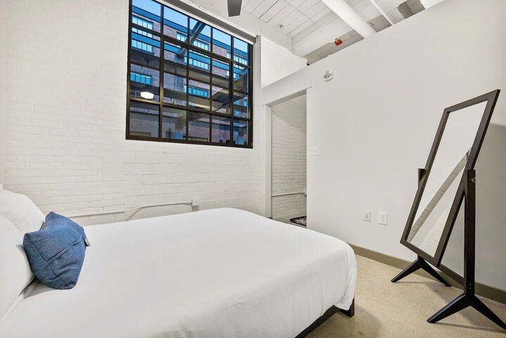 Room 25 of 237