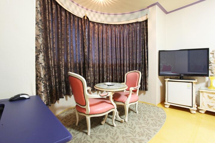 Room 51 of 79