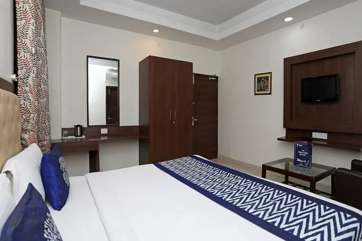 Room 5 of 12