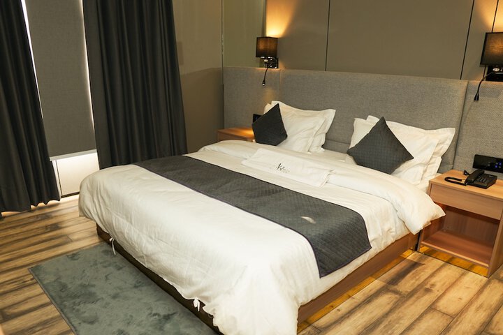 Room 6 of 10