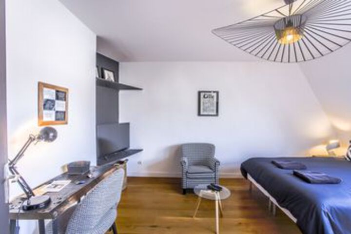 Room 9 of 18