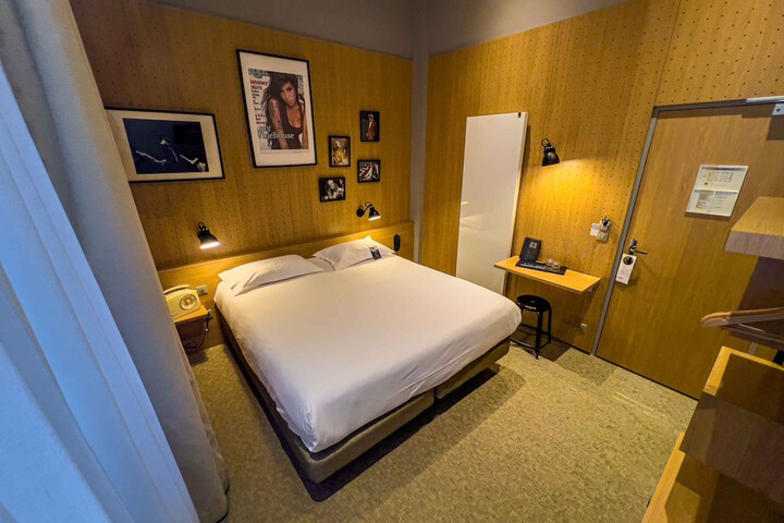 Room 33 of 76
