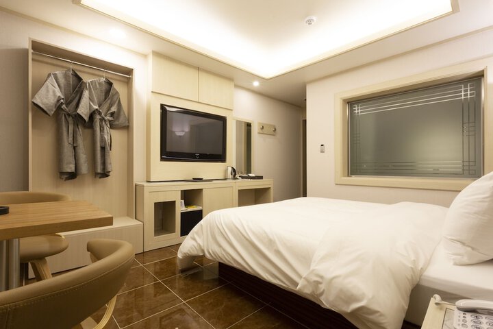 Room 12 of 42