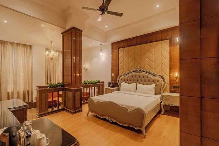 Room 4 of 17