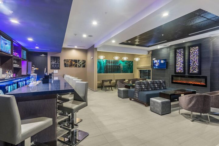 Lobby lounge