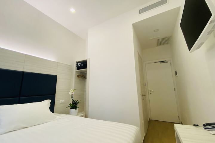 Room 4 of 30