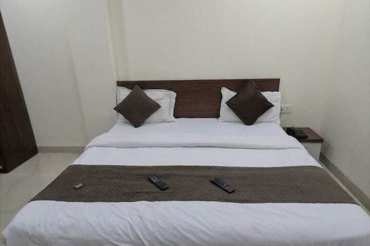 Room 4 of 12
