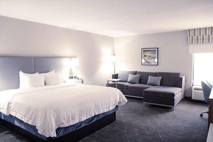 1 King Bed (8 of 10)