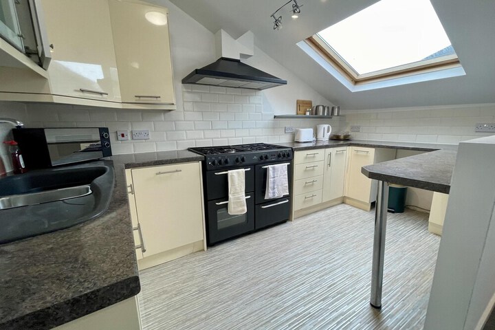 Impeccable 2-bed Apartment in Scarborough Image 7